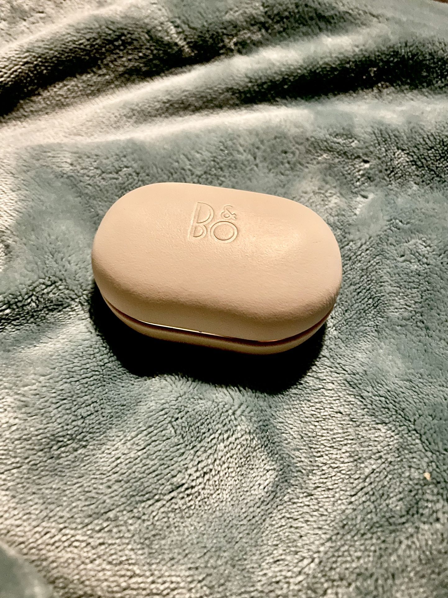 Bang & Olufsen Beoplay E8 3rd Gen Wireless Earbuds With Wireless Charging Case (Gold Tone)