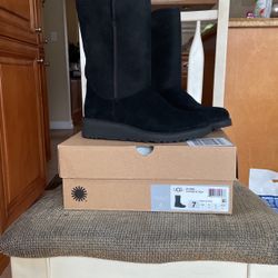 WOMANS  BLACK UGG BOOTS