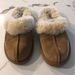 UGG Yoith Slippers