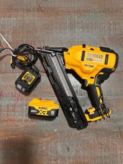 20V MAX XR Lithium-Ion 15-Gauge Cordless Angled Finish Nailer, (1) 3.0Ah Battery, and Charger