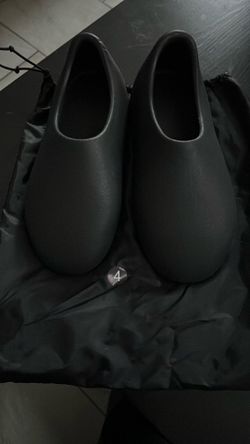 Yeezy Slides New Style Asking 60$ Not Nike Or Jordan 