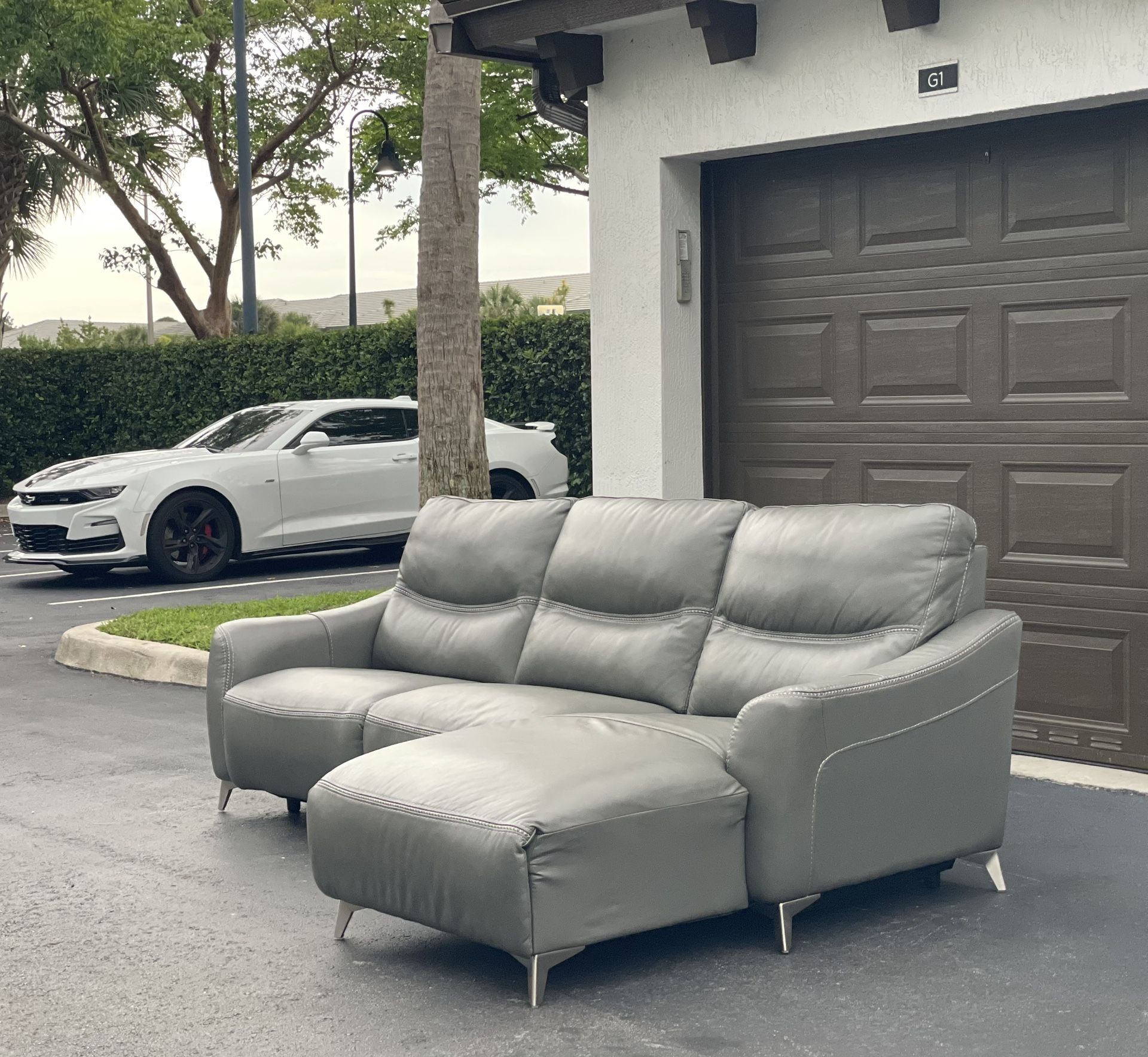 🛋️ Sectional Sofa/Couch - LIKE NEW - Leather - Delivery Available 🚛