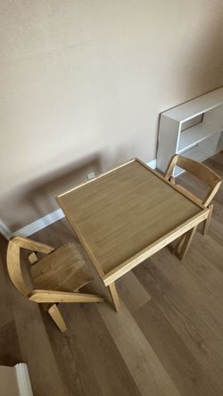 2 Folding Chairs With Square Table