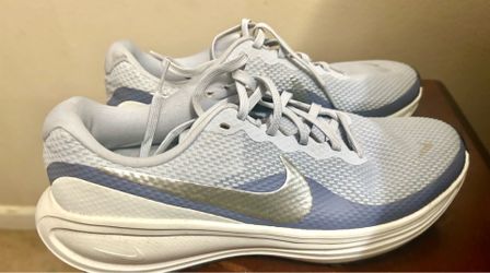 Women’s Nike Revolution 8 Running Shoes – Size 9.5