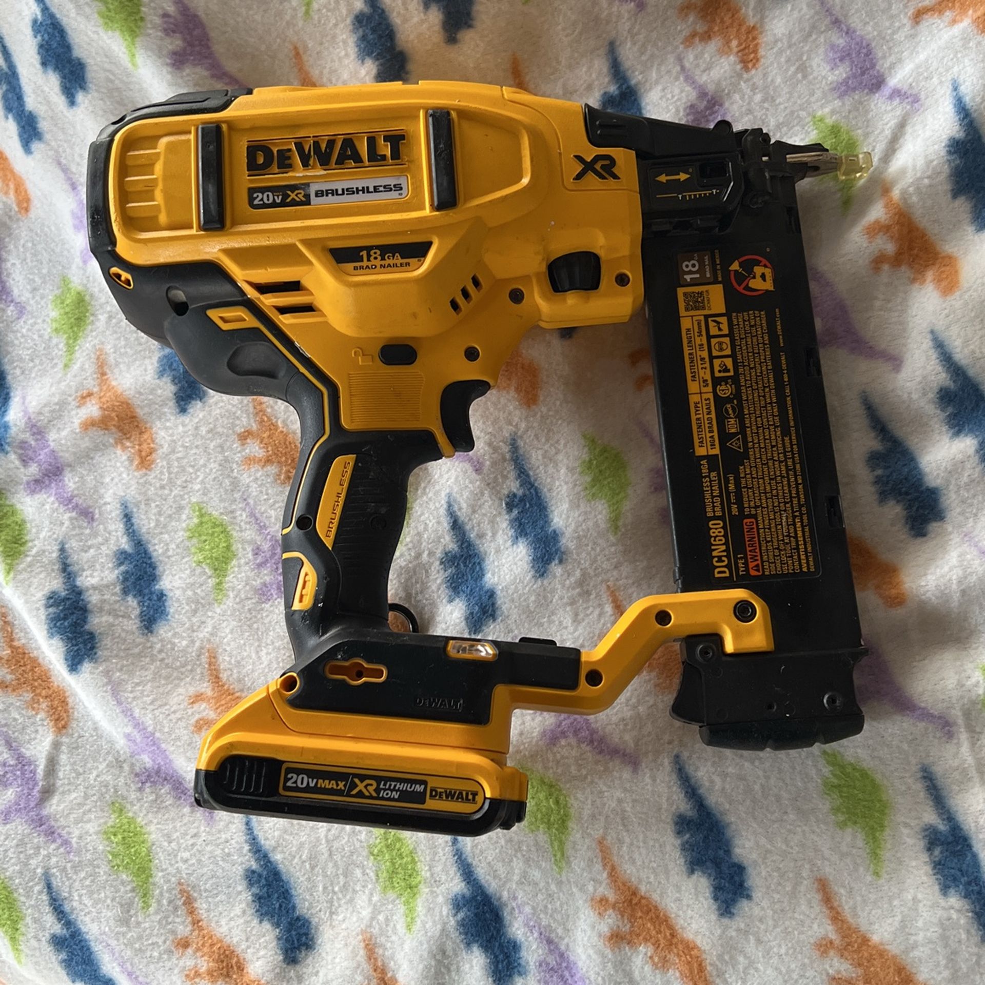 20V MAX XR Lithium-Ion Electric Cordless 18-Gauge Brad Nailer