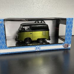 M2 MACHINES-SUPER CHASE*1/24 "1960 VW DELIVERY VAN KOMBI Chrome Base PLEASE READ!!!