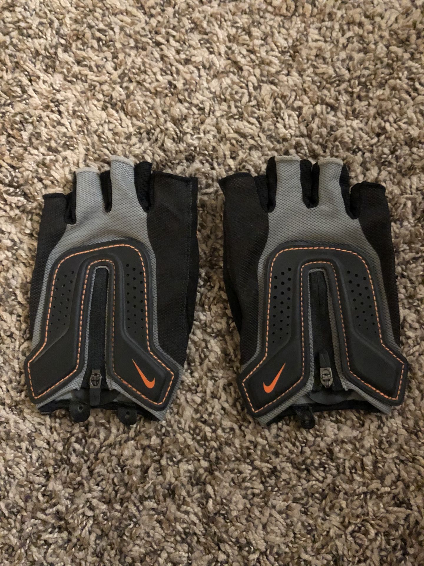 Nike Lifting Gloves Men’s Medium New⬇️⬇️READ