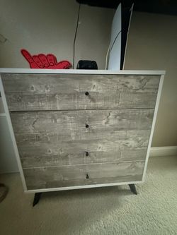4 nights stands and small dresser