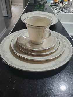 Brand New LENOX 6 Pieces Place Setting Included Large Tray Serving, This Is Only For 1 Place Setting Brand New In Original Box