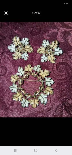 Vintage Sarah Coventry "Garland" Leaf Brooch and Earrings Set introduced around 1968

$20
Pickup only
43rd ave and Bethany home