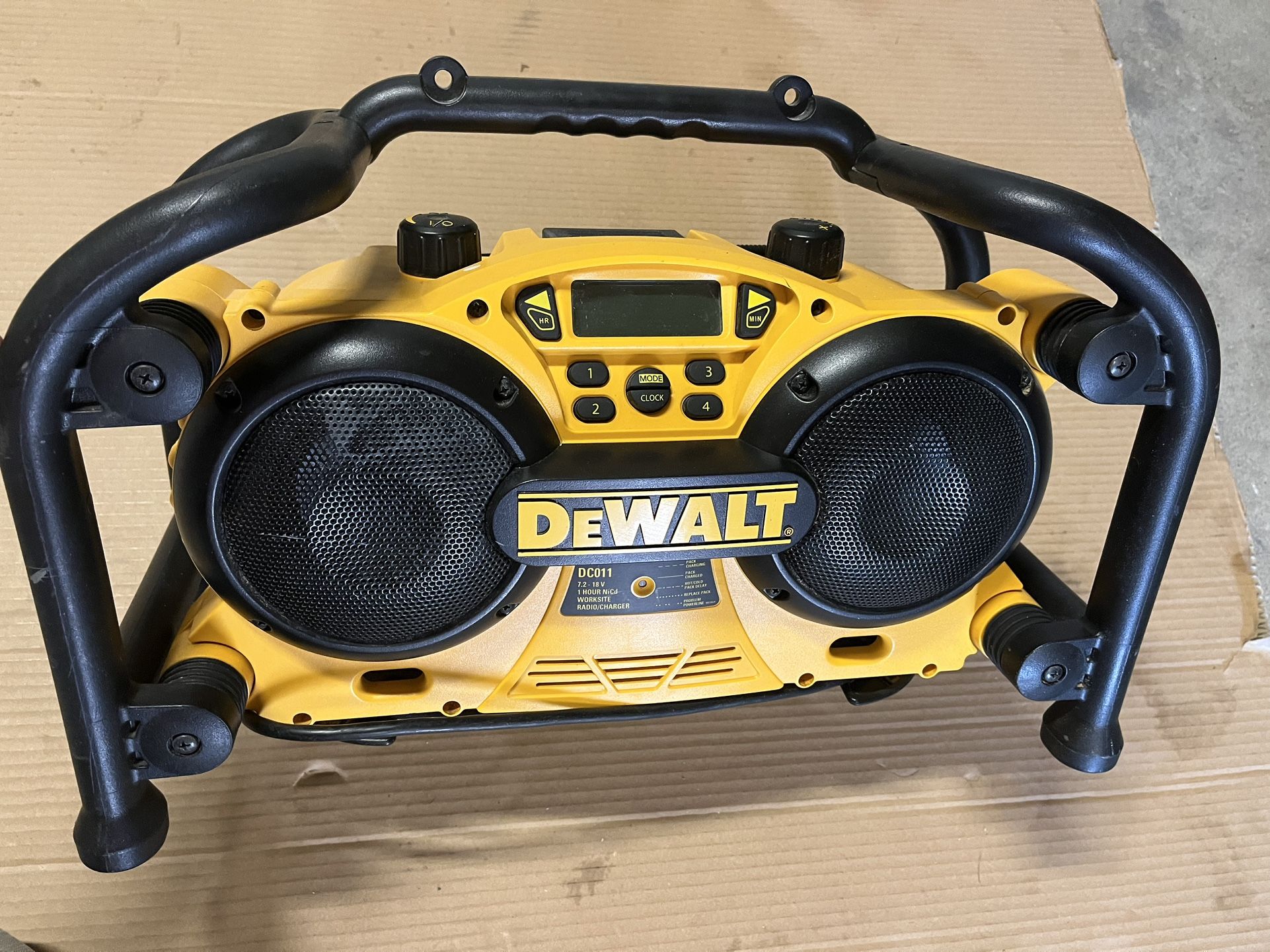 Dewalt 18V DC011 AM/FM Heavy Duty Jobsite Radio