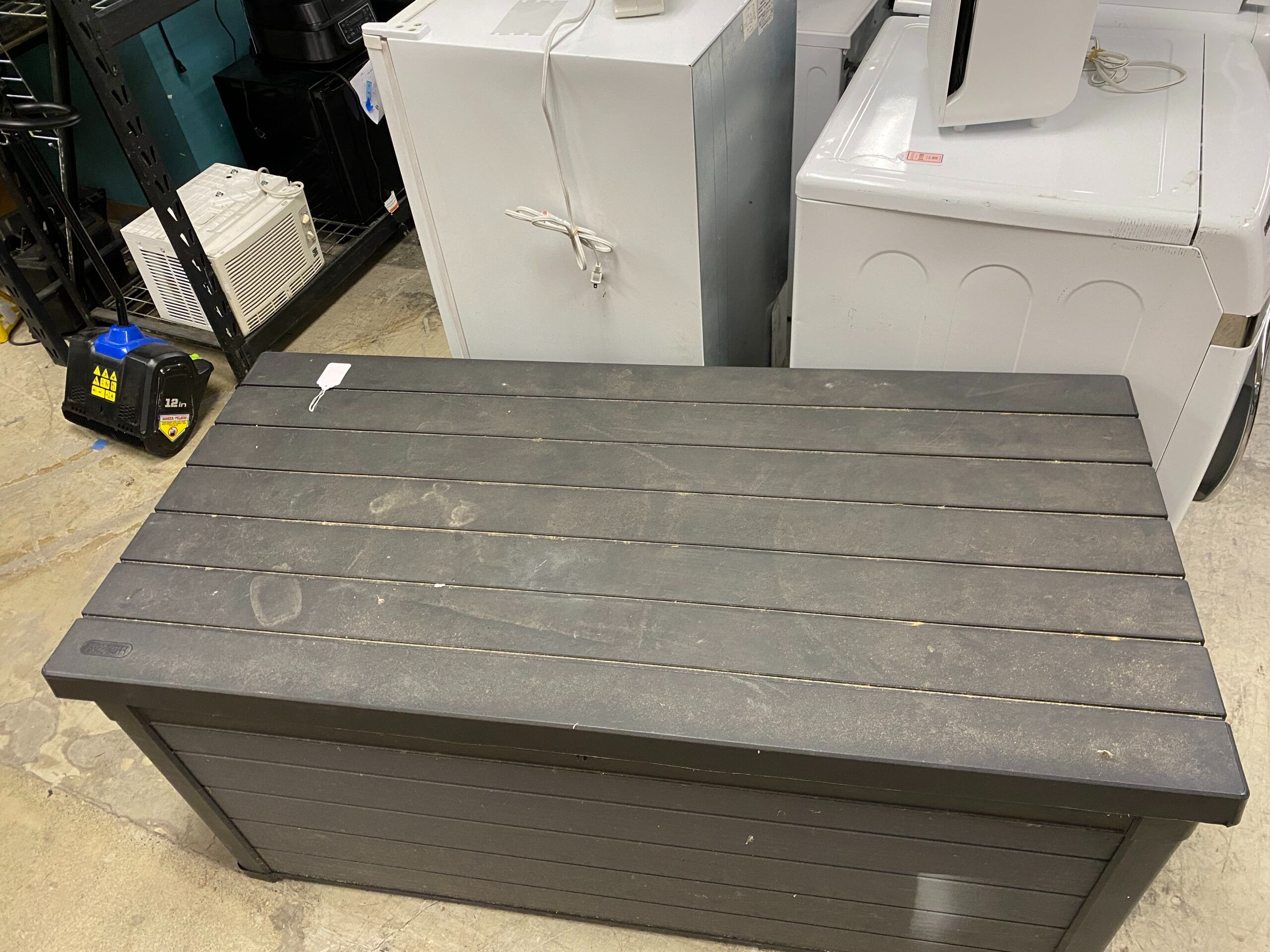 YETER Black Outdoor Storage Chest