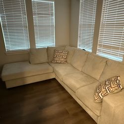 Sectional Couch In Good Conditions 