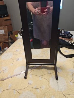 Small standing  jewelery case