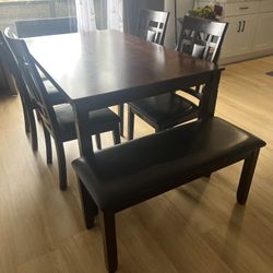dining table set.      Juego De Comedor