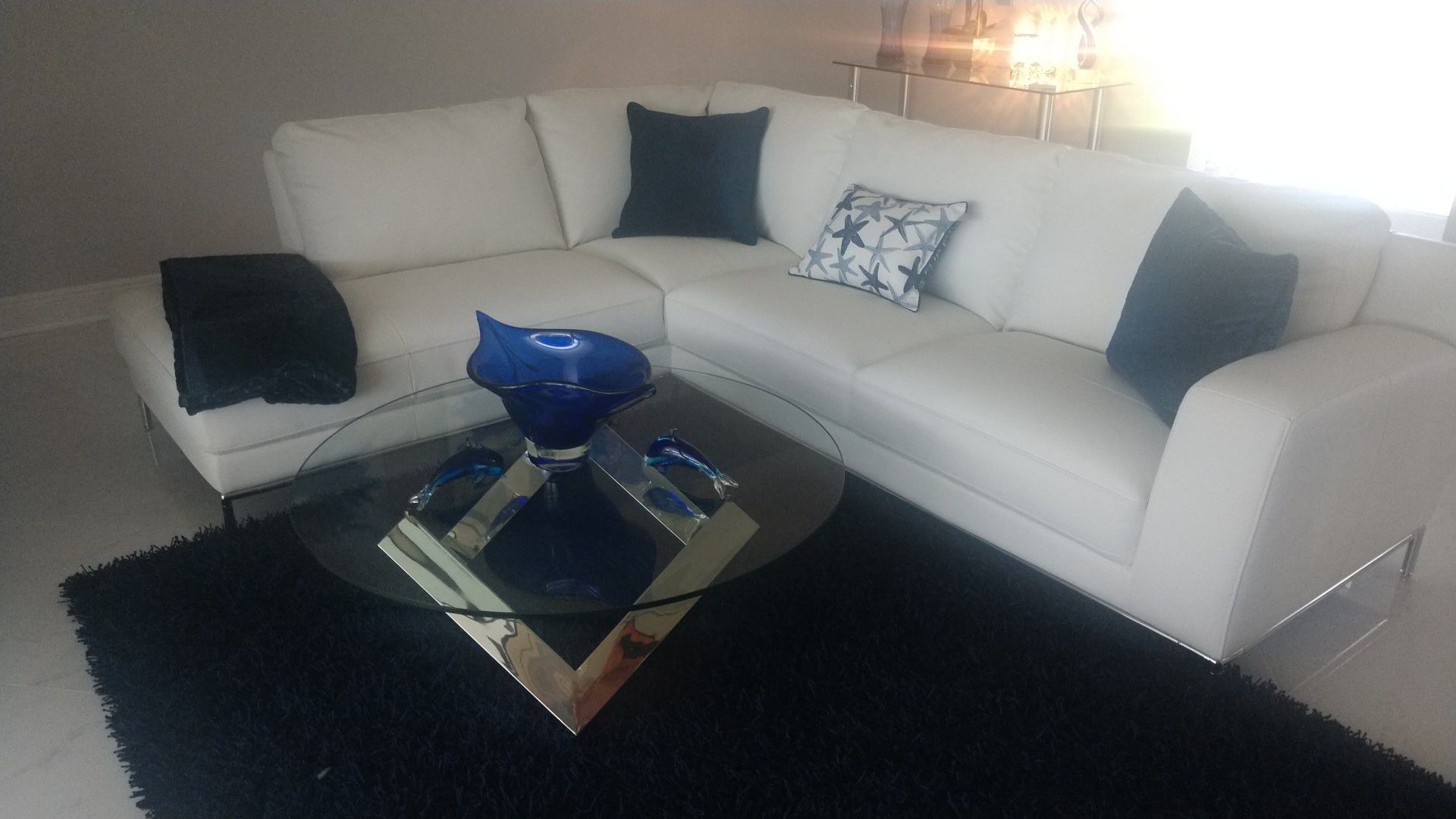 White leather secataniol couch( serious offers only)