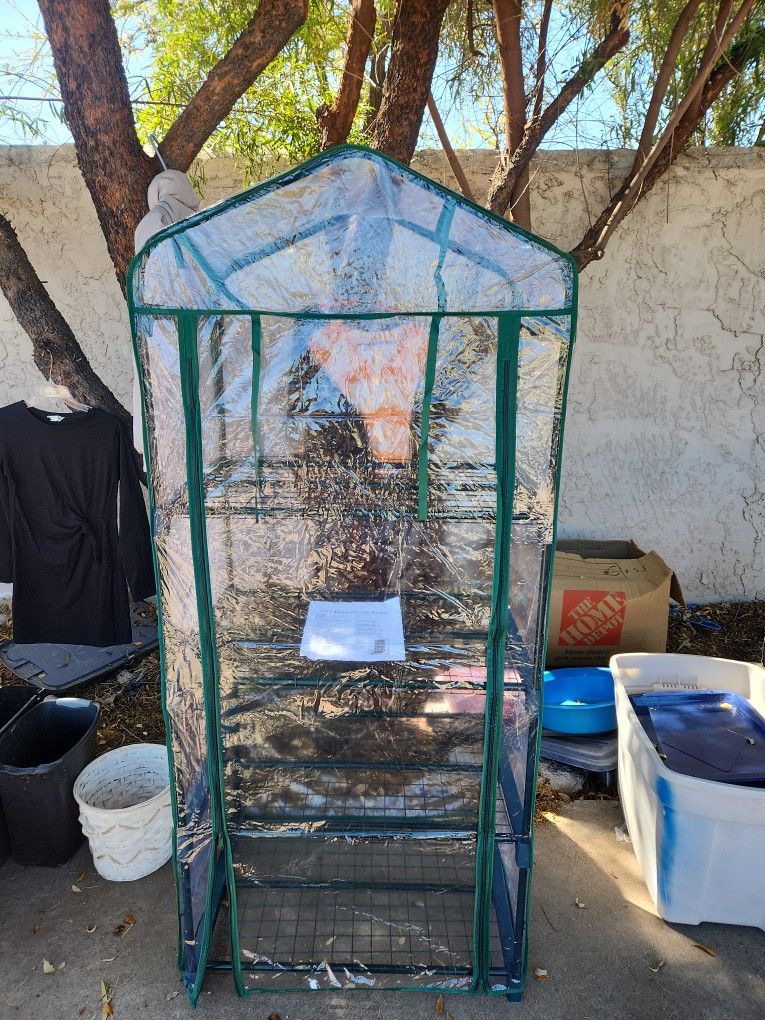 GREEN. HOUSE/ BRAND NEW / GARDEN