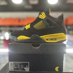 Jordan 4 Retro Thunder 2023 (Size 8)