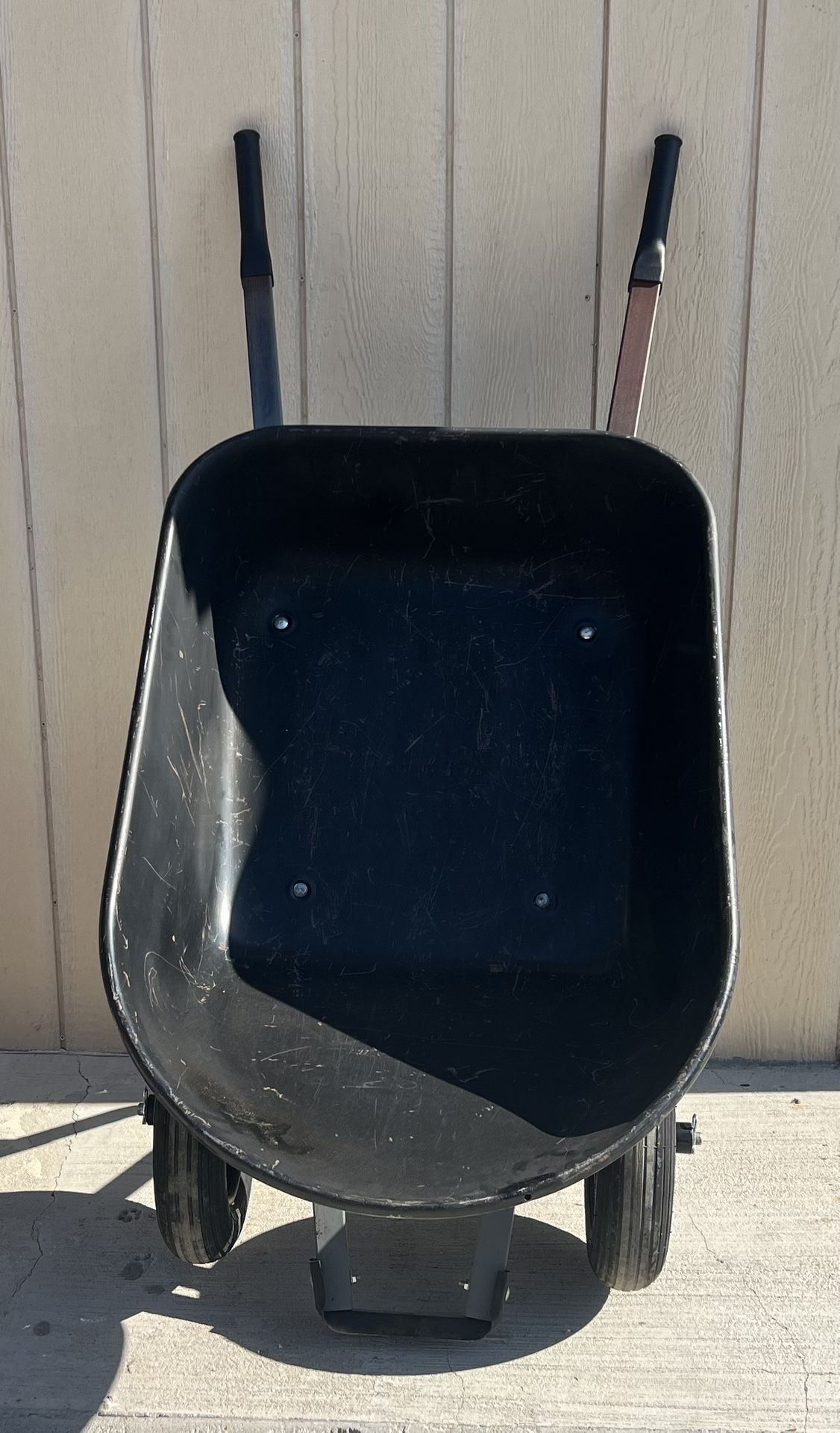 True temper Metal handles 6 cubic feet 2 wheels 🛞 Wheelbarrow Very good condition Asking $90