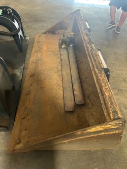 Full size skid steer bucket, smooth cutting edge.