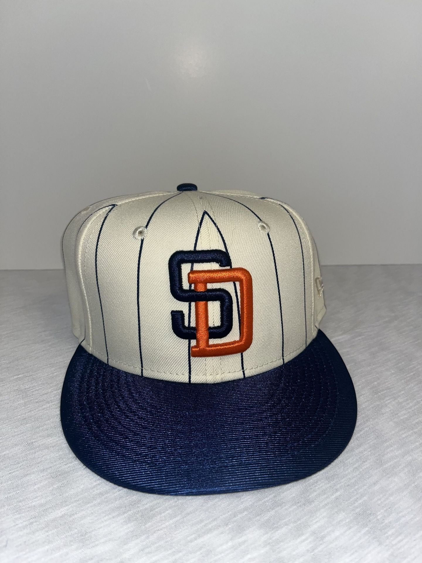 New Era 59Fifty San Diego Padres fitted Hat Size 7 1/2 (59.6 CM)