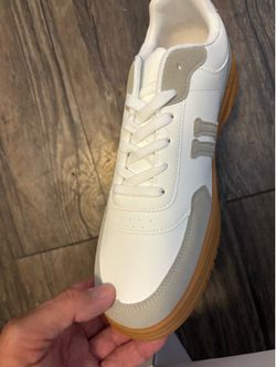 Tennis shoes