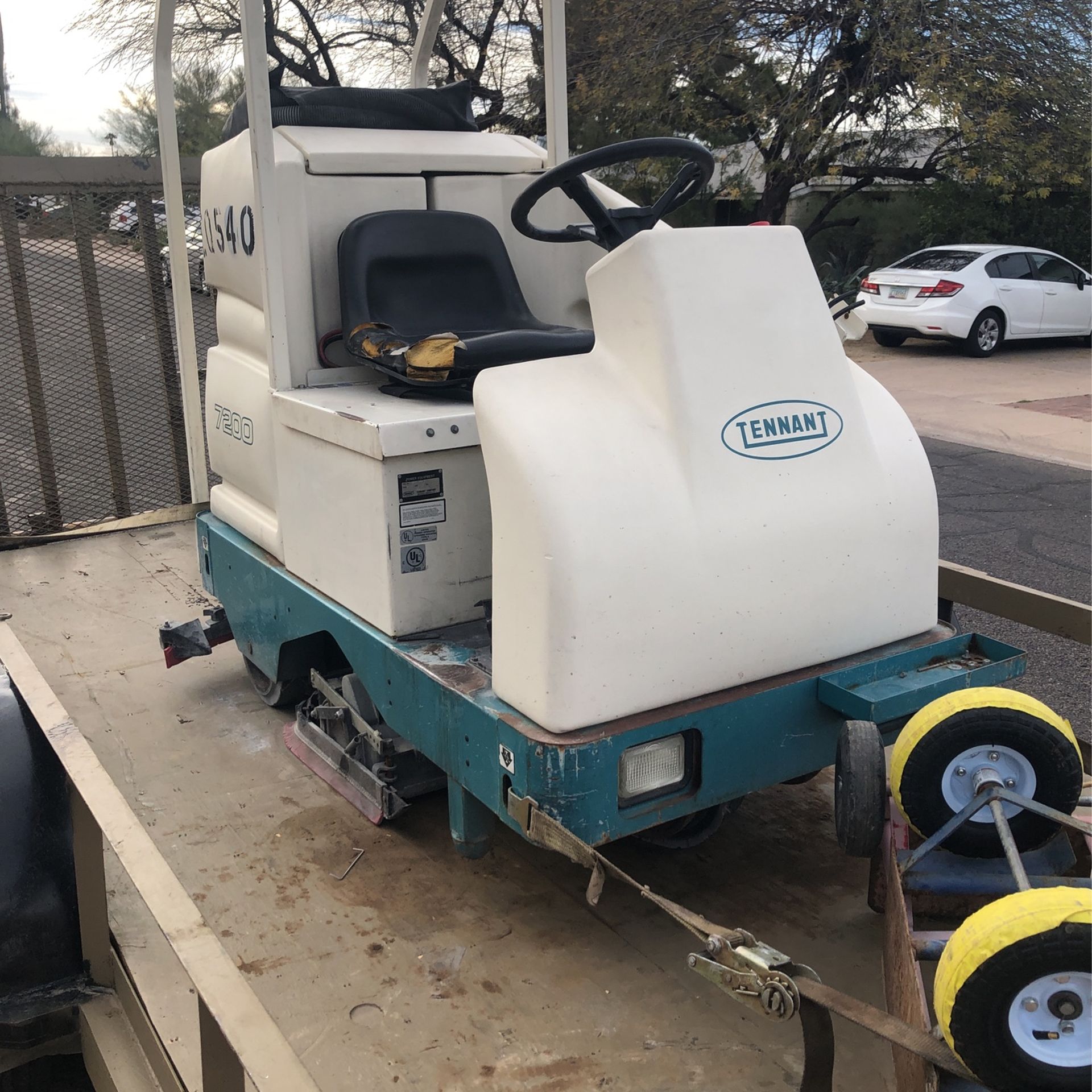 Tennant 7200 Floor Scrubber Rider