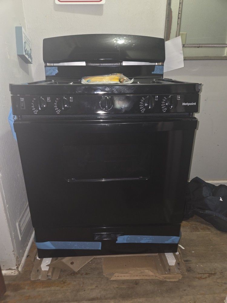 Brand New Hotpoint Stove