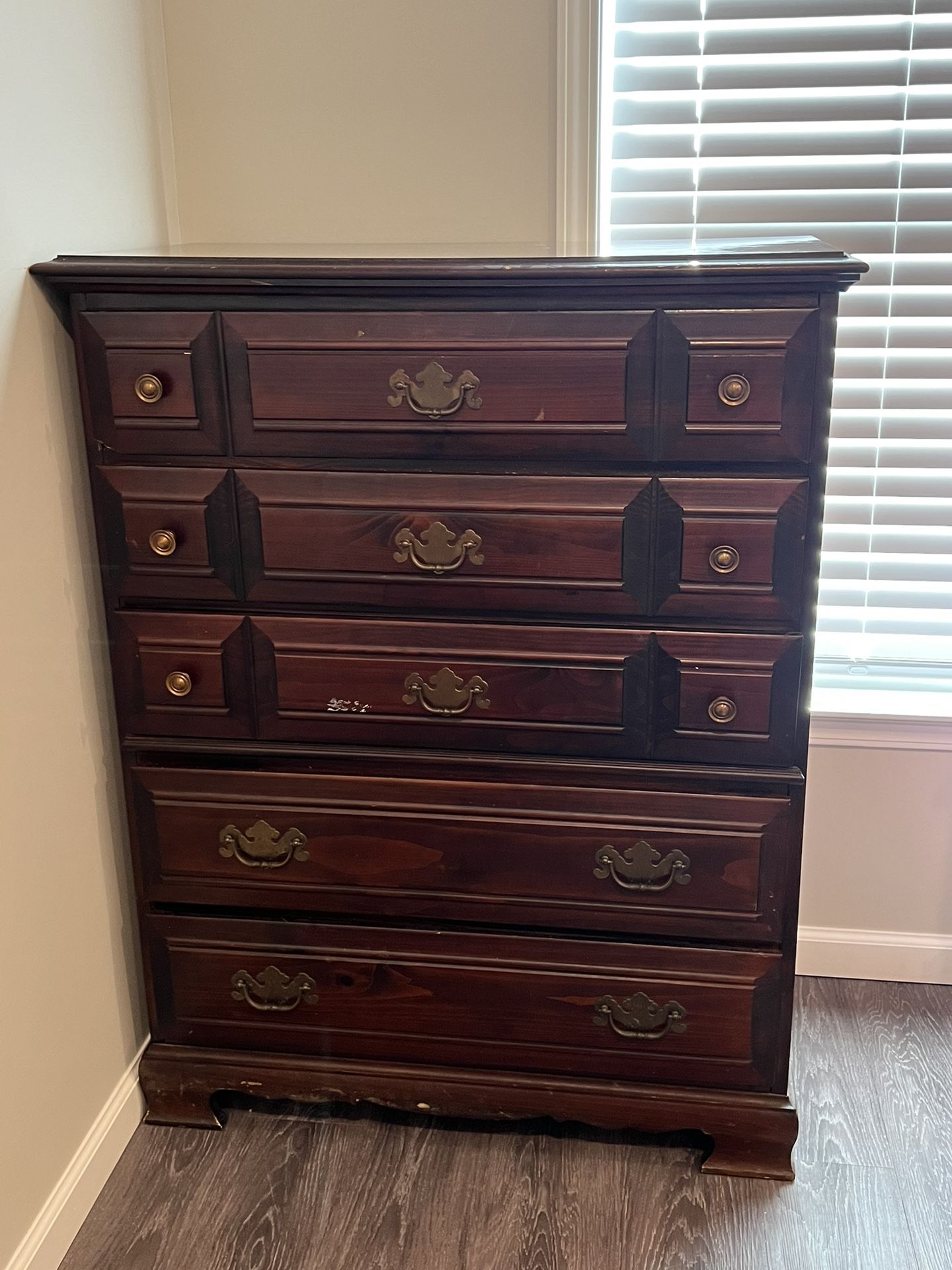 Solid Wood Dresser With 6 drawers