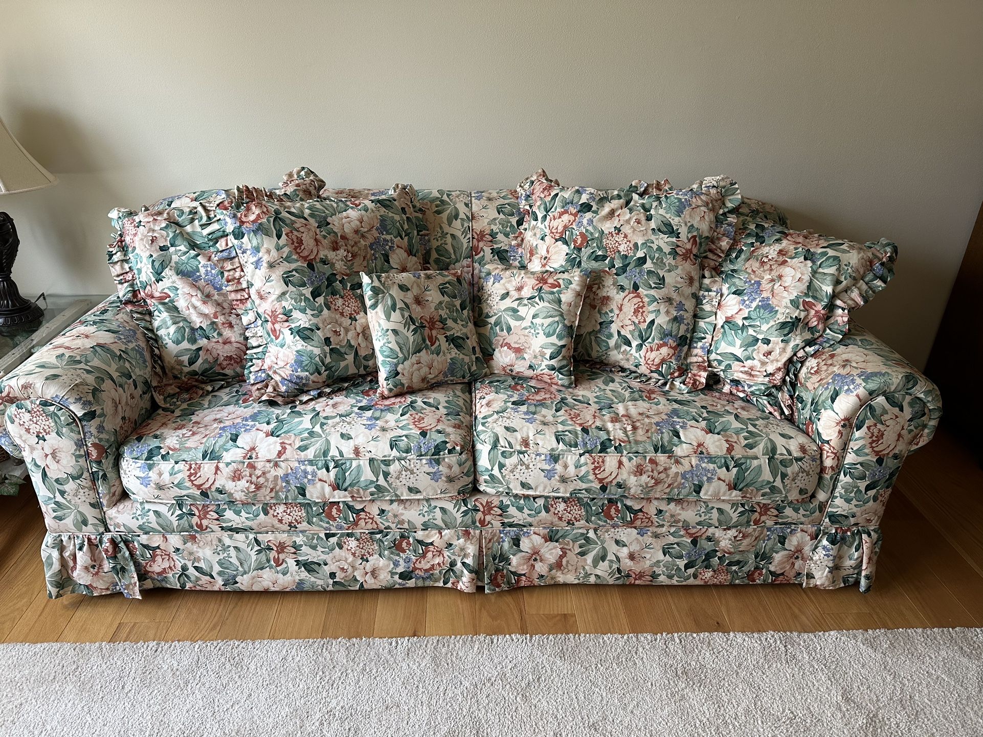 Kingsdown Sofa Sleeper, Queen Size, Floral Print, Six Throw Pillows, Excellent Condition!