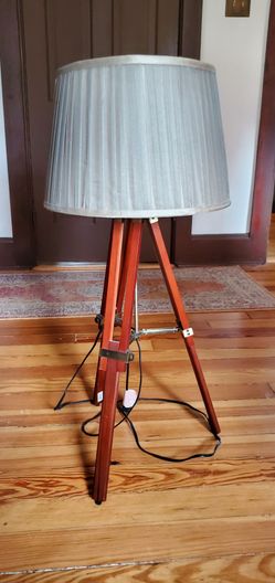 Wooden Telescoping Tripod Lamp