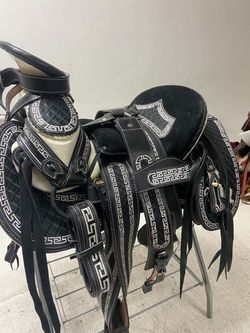 Montura charra bordada