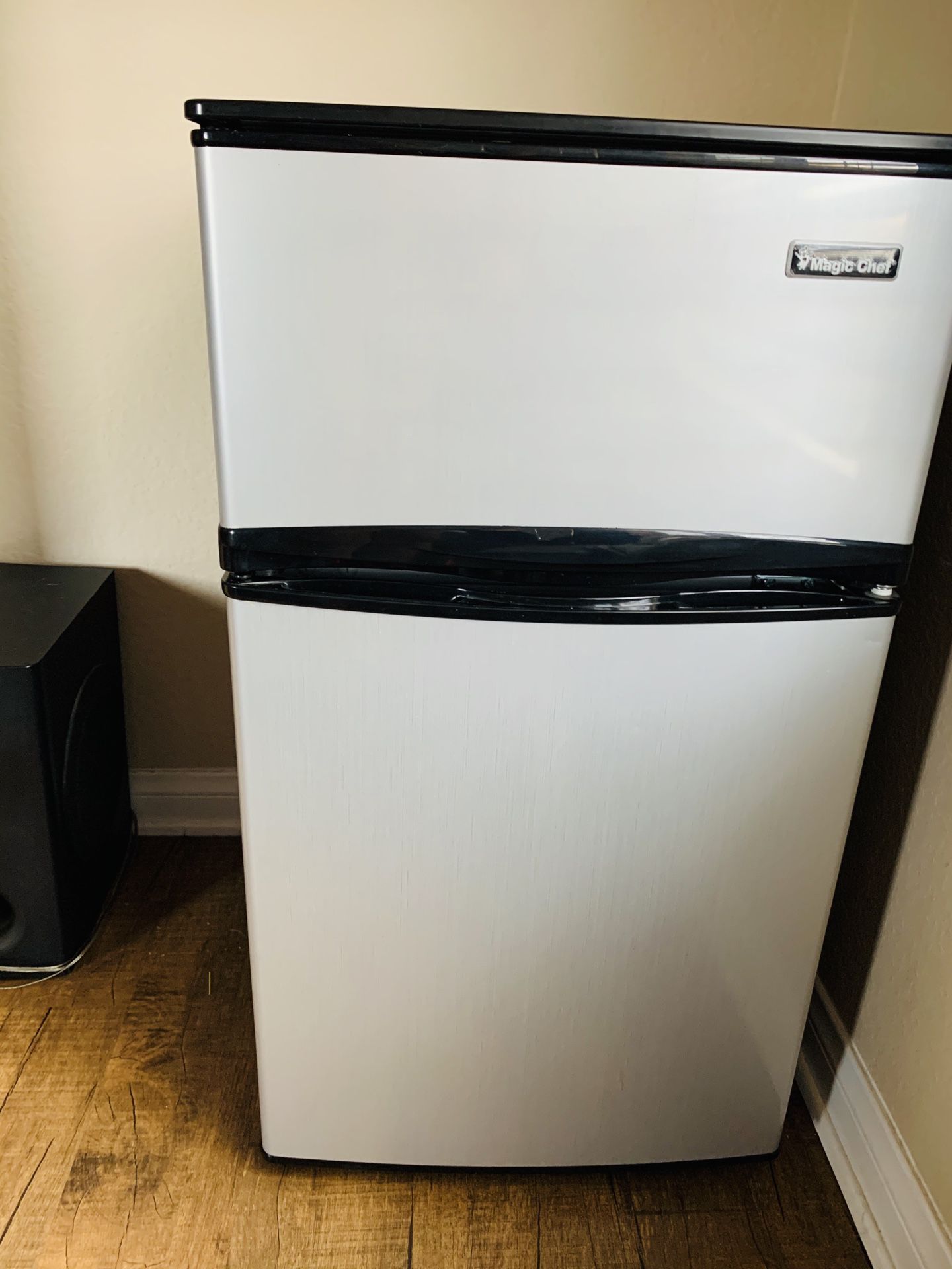 Mini fridge (freezer and fridge)