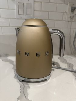 SMEG Retro-Style Electric Kettle Champagne Matte