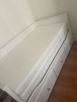 IKEA Daybed - Hemnes - 3 Matresses Included