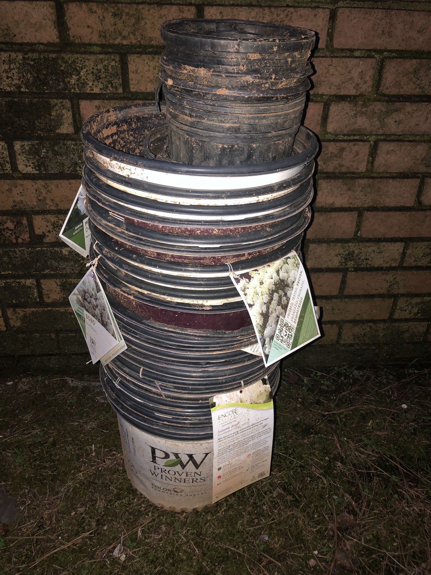 PLASTIC FLOWER POTS w/DRAINAGE