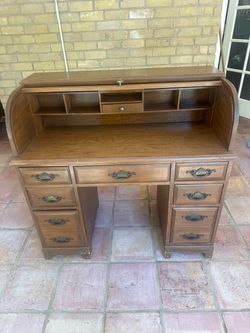 This vintage wooden roll-top desk