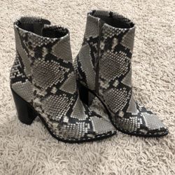 Aldo snakeskin boots- Sz 5