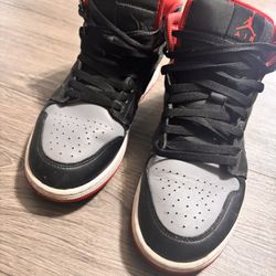 “Shadow Bred” Jordan 1 Mids