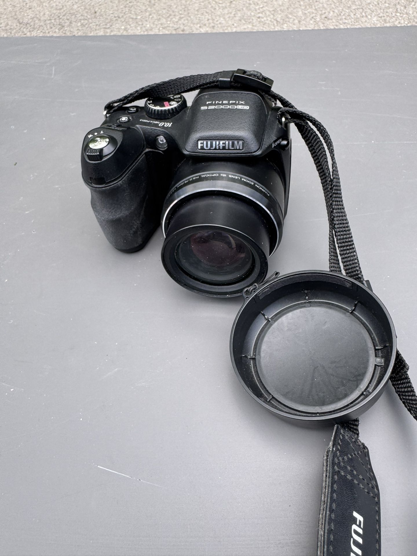 Fujifilm FinePix S1000fd 10.0 MP Digital Camera - Bag Included