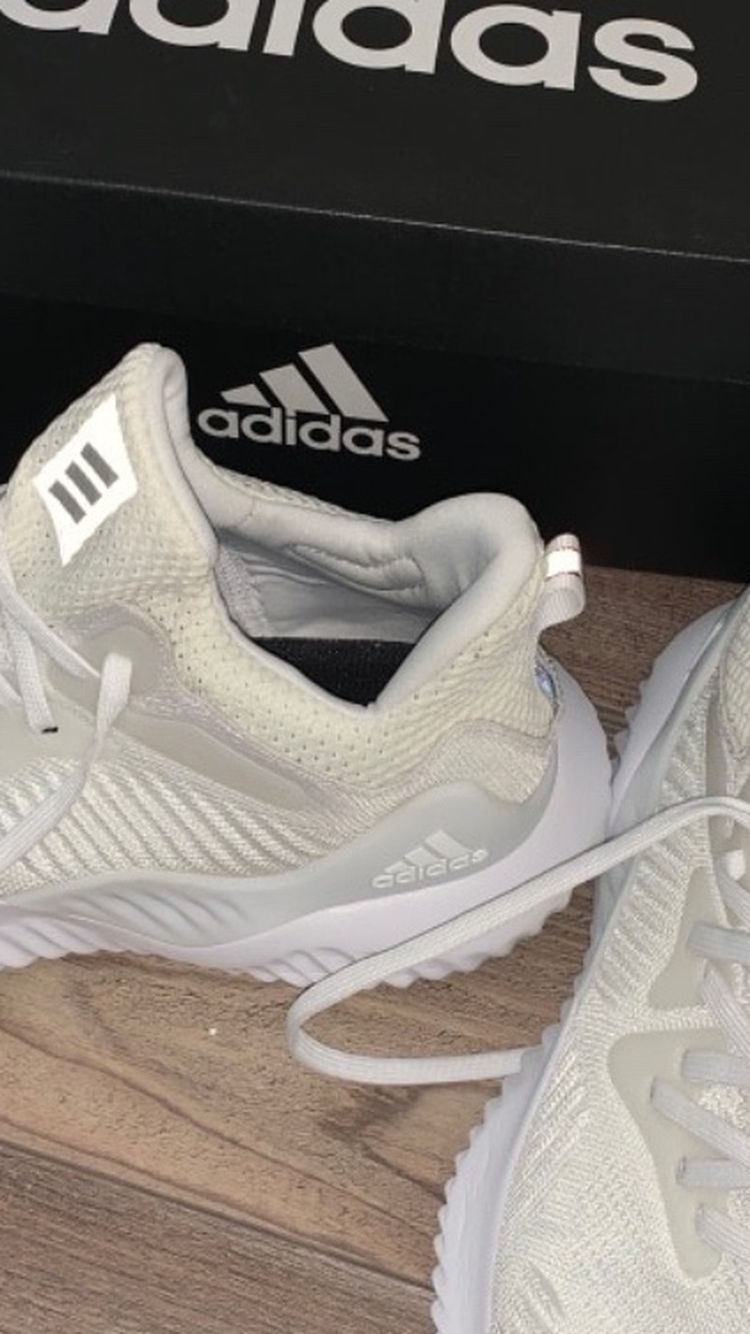 Adidas woman’s sneakers size 7 1/2