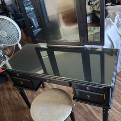 Vanity With 5 Drawers Plus Stool And Glass Top 