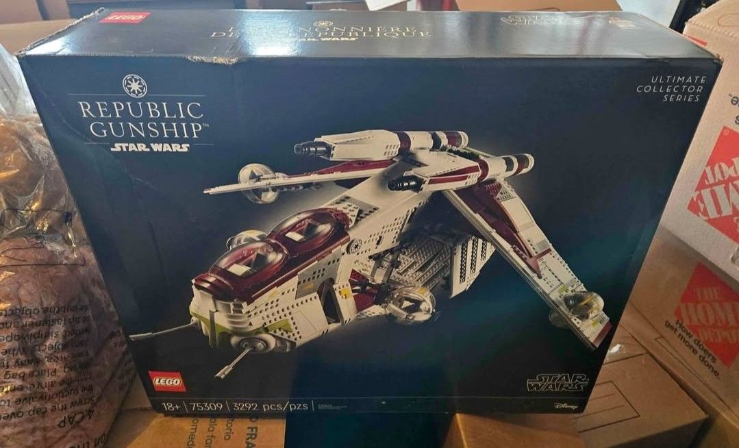 LNIB Lego 75309 Republic Gunship