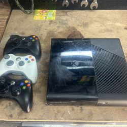 Xbox 360 Elite 228gigs, 3 Controllers, 6 Games