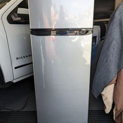 Galanz 7.6 Cu Refrigerator 