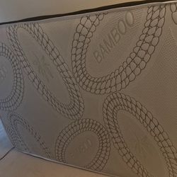 🛏️ Bamboo Memory Foam Mattress – Queen Size (Like New)