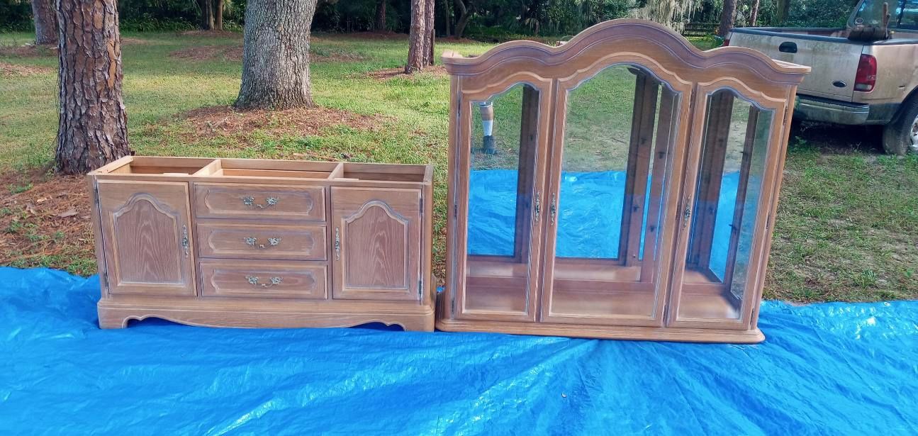 Hutch With 5 Glass Shelves & Lighting