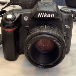 Nikon D80 10.2MP Digital SLR Camera Kit with 18-200mm AF-S DX Zoom-Nikkor Lens 