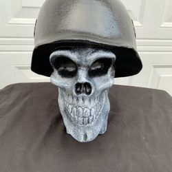 Skull with helmet Statue