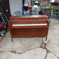 Hallett Davis Piano